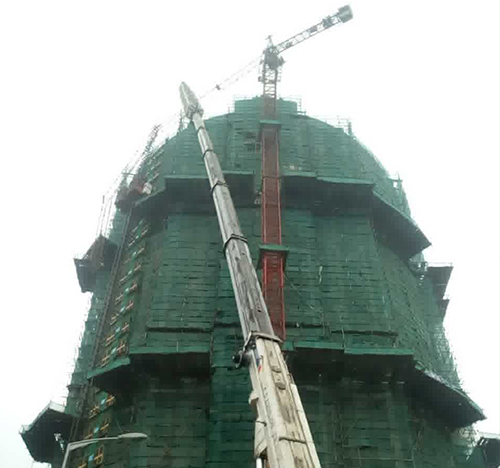 托克托吊车在工地上作业